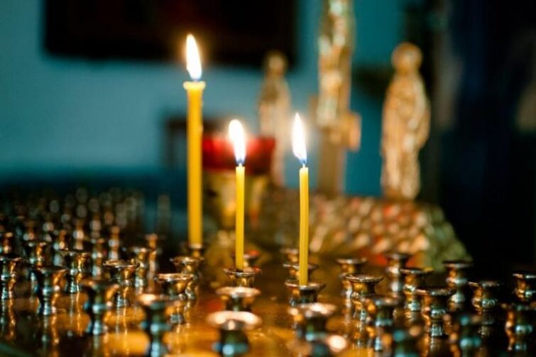 candele in chiesa e fumo durante la quaresima