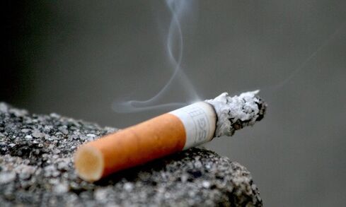Le conseguenze del fumo di rifiuto per il corpo